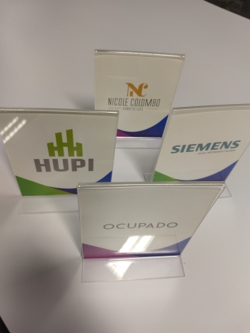 Display de mesa em acrílico. Plurall 