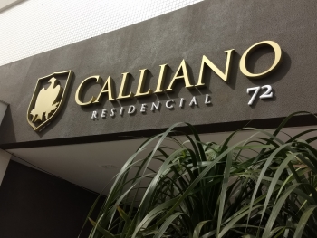 Em inox escovado com pintura dourada