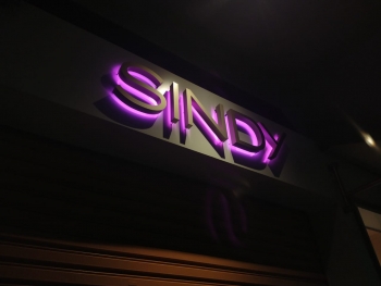 letras caixa + sombra de neon