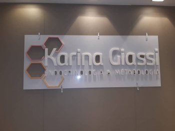 Letras em acrílico com pintura